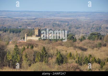 Highclere Castle, luogo utilizzato per il periodo serie televisiva Downton Abbey, sotto Beacon Hill, vicino a Newbury Foto Stock