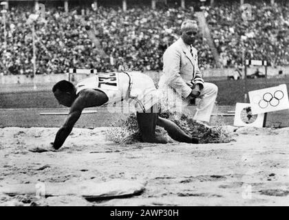 1936 , BERLINO , GERMANIA : il corridore nero James Cleveland JESSE OWENS (1913 – 1980) è stato un atleta di atletica e di pista afroamericana. Partecipò Foto Stock