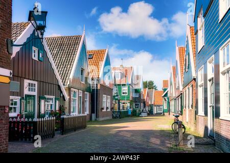 Paesaggio urbano di Marken in Olanda. Marken è un piccolo villaggio storico olandese, Paesi Bassi Foto Stock