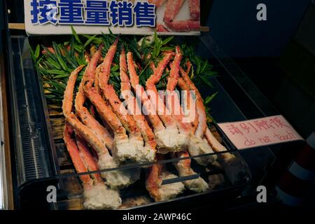 Alaskan King Crab Legs in vendita nel mercato Kuromon Ichiba di Osaka, Giappone Foto Stock