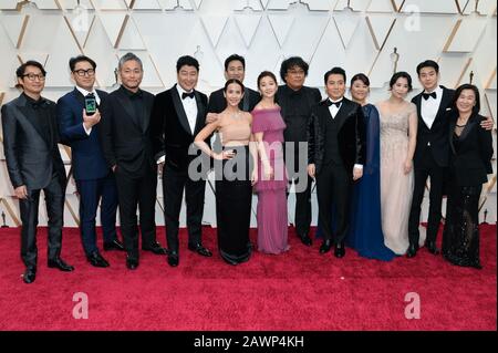 Il regista parassita Bong Joon ho e i membri del cast che camminano sul tappeto rosso al 92nd annuale Academy Awards tenutosi presso il Dolby Theatre di Hollywood, California, il 9 febbraio 2020. (Foto di Anthony Behar/Sipa USA) Foto Stock