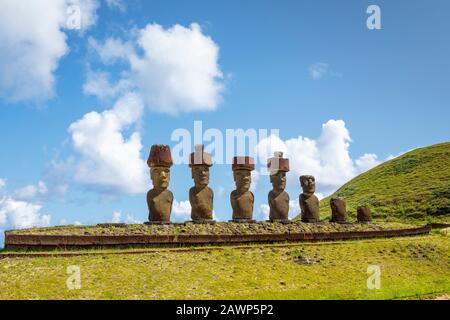 AHU Nao-Nao con la sua fila di 7 moai restaurati in piedi con nodi principali sulla spiaggia di Anakena sulla costa nord dell'isola di Pasqua (Rapa Nui), Cile Foto Stock