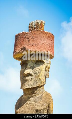 Vista della testa di un moai restaurato con un nodo rosso scoria in piedi Sull'Ahu Nao-Nao, spiaggia di Anakena sulla costa settentrionale dell'isola di Pasqua (Rapa Nui) Foto Stock