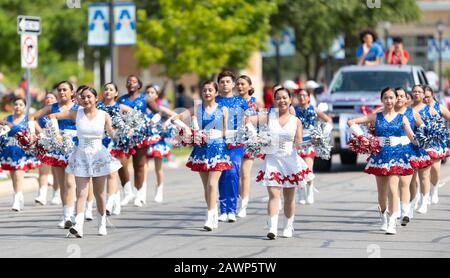 Arlington, Texas, USA - 4 luglio 2019: Arlington 4th di July Parade, membri della Sam Houston High School, cheerleader, che si esibiscono alla parata Foto Stock