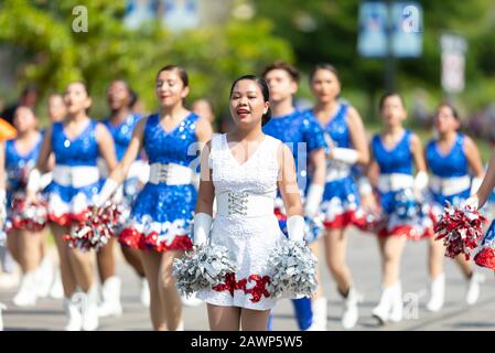 Arlington, Texas, USA - 4 luglio 2019: Arlington 4th di July Parade, membri della Sam Houston High School, cheerleader, che si esibiscono alla parata Foto Stock