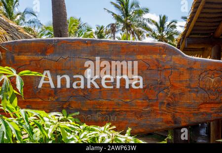 Wooden Anakena (Hanga Rua) nome bordo a Anakena Beach nel Parco Nazionale Rapa Nui sulla costa nord dell'isola di Pasqua (Rapa Nui), Cile Foto Stock