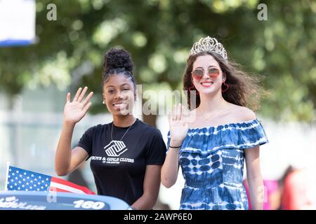 Arlington, Texas, Stati Uniti - 4 luglio 2019: Arlington 4th di July Parade, Miss Cenerentola, in sella a un'auto, sorridendo e sbandierando alla macchina fotografica Foto Stock