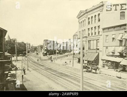 Asbury Park E Ocean Grove. E 'chic ol il principale business Btreets st ufficio e una serie notevole l graziosi negozi e luoghi d'affari MATTISON AVENUE.t i- situato nel quartiere Hre ami su di esso sono i diversi edifici bancari, uffici, uffici immobiliari. Cookman AVENUE.Is un'altra strada commerciale recentemente costruita in forma compatta che mostra su entrambi i lati eleganti grandi magazzini, splendidi uffici e attraverso i quali le macchine della ferrovia elettrica della costa atlantica fanno il loro senso all'oceano. Foto Stock