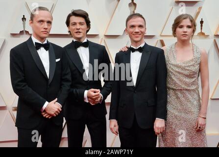 Los Angeles, Stati Uniti. 09th Feb, 2020. (L-R) Bartosz Bielenia, Tomasz Zietek, Jan Komasa ed Eliza Rycembel arrivano per la 92nd edizione annuale dell'Academy Awards al Dolby Theatre nella sezione di Hollywood di Los Angeles domenica 9 febbraio 2020. Foto di Jim Ruymen/UPI Credit: UPI/Alamy Live News Foto Stock