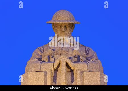 Il memoriale di Soldier Broding al Memoriale di Saint Julien che segna gli attacchi di gas tedeschi del 1st dal 22 al 24 aprile 1915 a Langemark-Poelkapelle, Belgio Foto Stock