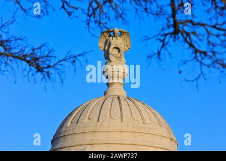 Statua di un angelo che tiene un giuramento per i soldati caduti della guerra mondiale di Frist al cimitero di Tyne Cot a Zonnebeke, Belgio Foto Stock