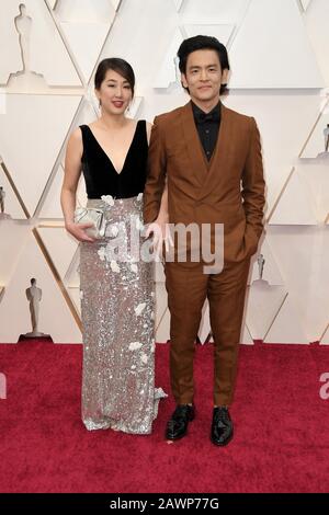 John Cho e la sua moglie attrice Kerri Higuchi camminano sul tappeto rosso al 92nd annuale Academy Awards tenutosi presso il Dolby Theatre di Hollywood, California, il 9 febbraio 2020. (Foto di Slanlee B. Mirador/Sipa USA) Foto Stock