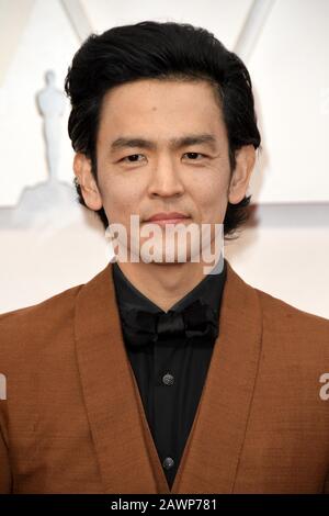 John Cho e la sua moglie attrice Kerri Higuchi camminano sul tappeto rosso al 92nd annuale Academy Awards tenutosi presso il Dolby Theatre di Hollywood, California, il 9 febbraio 2020. (Foto di Slanlee B. Mirador/Sipa USA) Foto Stock