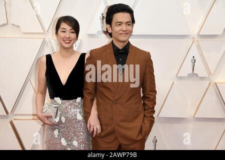 John Cho e la sua moglie attrice Kerri Higuchi camminano sul tappeto rosso al 92nd annuale Academy Awards tenutosi presso il Dolby Theatre di Hollywood, California, il 9 febbraio 2020. (Foto di Slanlee B. Mirador/Sipa USA) Foto Stock