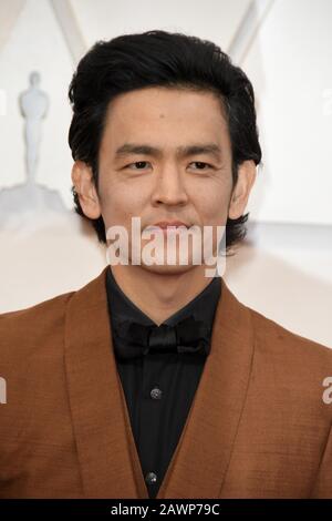 John Cho e la sua moglie attrice Kerri Higuchi camminano sul tappeto rosso al 92nd annuale Academy Awards tenutosi presso il Dolby Theatre di Hollywood, California, il 9 febbraio 2020. (Foto di Slanlee B. Mirador/Sipa USA) Foto Stock