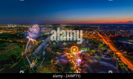 Impressionanti fuochi d'artificio su Monaco da una vista ad alto angolo Foto Stock