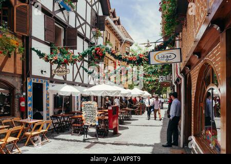 Strada pedonale, architettura europea in stile tedesco e svizzero a Boulevard Geneve, Capivari, Campos do Jordao, Sao Paulo, Brasile Foto Stock