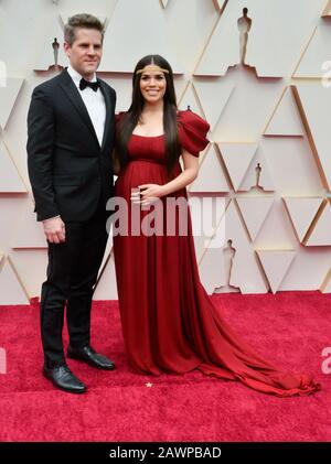 Los Angeles, Stati Uniti. 09th Feb, 2020. Ryan Piers Williams e America Ferrara arrivano per i 92nd Academy Awards annuali al Dolby Theatre nella sezione di Hollywood di Los Angeles domenica 9 febbraio 2020. Foto di Jim Ruymen/UPI Credit: UPI/Alamy Live News Foto Stock