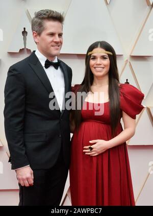 Los Angeles, Stati Uniti. 09th Feb, 2020. Ryan Piers Williams e America Ferrara arrivano per i 92nd Academy Awards annuali al Dolby Theatre nella sezione di Hollywood di Los Angeles domenica 9 febbraio 2020. Foto di Jim Ruymen/UPI Credit: UPI/Alamy Live News Foto Stock