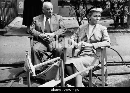 1956, USA : l'attrice e cantante DORIS DAY ( nato Doris Mary Ann Kappelhoff , nato il 3 aprile 1924 Cincinnati, Ohio, USA ) con Alfred Hitchcock duri Foto Stock