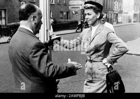 1956, USA : l'attrice e cantante DORIS DAY ( nato Doris Mary Ann Kappelhoff , nato il 3 aprile 1924 Cincinnati, Ohio, USA ) con Alfred Hitchcock duri Foto Stock