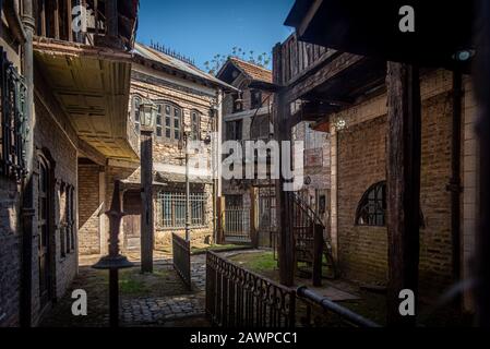 Gonzalez CATAN, ARGENTINA, 28 SETTEMBRE 2019: Edifici abbandonati nella splendida città medievale di Campanopolis. Foto Stock