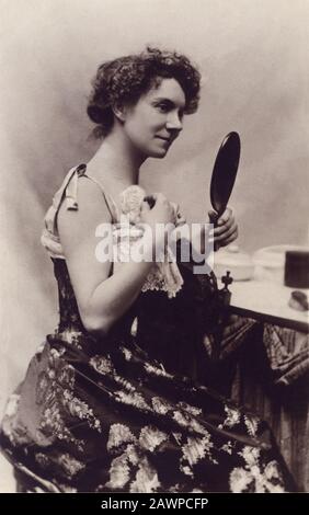 1894 ca, Parigi , FRANCIA : l'attrice YVETTE GUILBERT ( 1867 - 1944 ) , modello del più celebre pittore francese Henry de TOULOUSE - LAUTREC ( 1864 - 1 Foto Stock