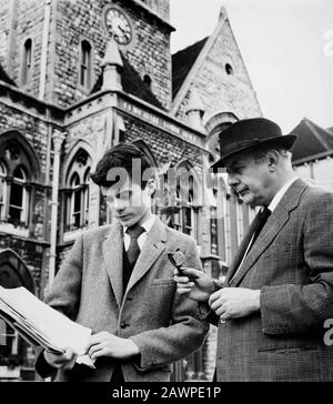1961 , GRAN BRETAGNA : John Betjeman legge la petizione di William Horton per salvare il Municipio di Lewisham . Sir John Betjeman (1906-1984) è stato un . Foto Stock