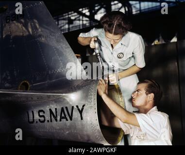 Virginia Davis, Riveter in Assembly and Repair Department, Supervising Charles Potter, NYA Trainee from Michigan, at Naval Air base, Corpus Christi, Texas, USA, Photograph by Howard R. Hollem, U.S. Office of War Information, August 1942 Foto Stock