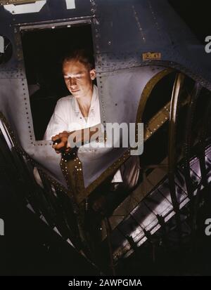 Elmer J. Pace, NYA Trainee lavorando All'interno Del Naso del Pby Plane, imparando la costruzione Di Aerei della Marina, Naval Air base, Corpus Christi, Texas, USA, fotografia di Howard R. Hollem, U.S. Office of War Information, agosto 1942 Foto Stock