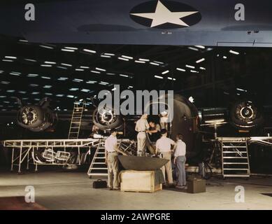 Come Porta Del Naso pronto per essere messo su C-87 Aereo di trasporto alla Fine della linea di assemblaggio, Consolidated Aircraft Corporation, Fort Worth, Texas, USA, fotografia di Howard R. Hollem, U.S. Office of War Information, ottobre 1942 Foto Stock