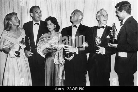 1957 , 28 marzo , HOLLYWOOD , USA : l'attrice cinematografica italiana ANNA MAGNANI ( 1908 - 1973 ) alla PRESENTAZIONE annuale DEL PREMIO ACADEMY . Dorothy MALONE , n. Foto Stock