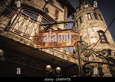 Gonzalez CATAN, ARGENTINA, 28 SETTEMBRE 2019: L'esterno del museo del ferro nella splendida città medievale di Campanopolis, con un sacco di oggetti metallici di Foto Stock