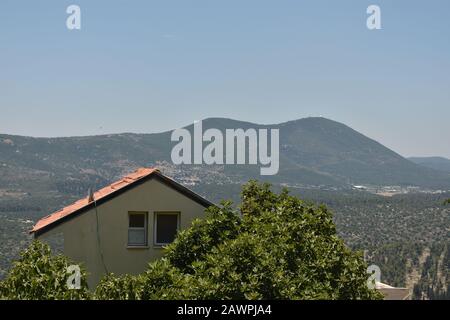 Paesaggio di montagne e un edificio nella città mistica di Tzfat Foto Stock