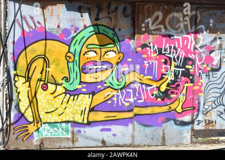 Mostro giallo Graffiti su un muro a Florentin Tel Aviv Foto Stock