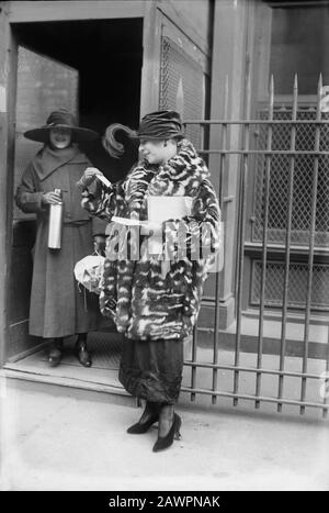 1919 , NEW YORK , USA : la celebre opera italiana Diva mezzosoprano GABRIELLA BESANZONI ( 1890 - 1962 ). In questa foto a porta di scena DI MET ( METRO Foto Stock