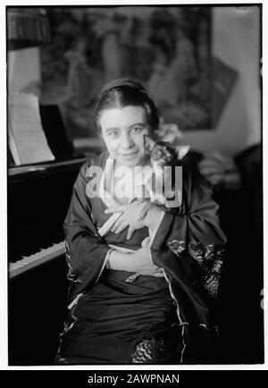 1919 , NEW YORK , USA : la celebre opera italiana Diva mezzosoprano GABRIELLA BESANZONI ( 1890 - 1962 ). In questa foto in spogliatoio di MET ( ME Foto Stock