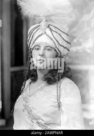 1919 , NEW YORK , USA : la celebre opera italiana Diva mezzosoprano GABRIELLA BESANZONI ( 1890 - 1962 ). In questa foto a MET ( METROPOLITAN THEAT Foto Stock