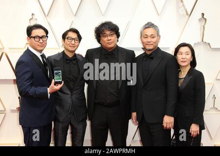 9 Febbraio 2020 - Hollywood, California - Bong Joon-Ho, Yang Jin-Mo, Jin Ha Vinto Han, Kwak Sin-Ae, Ha-Jun Lee. 92nd Premi annuali dell'Accademia presentati dall'Accademia delle arti e delle scienze delle immagini di movimento tenutasi presso l'Hollywood & Highland Center. Credito:Admedia/MediaPunch Foto Stock