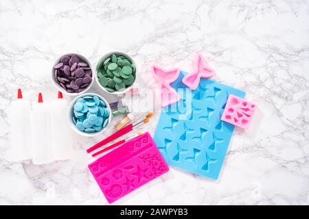 Lay piatto. Ingredienti per fare il cioccolato mermaid stampi da scaglie di cioccolato. Foto Stock