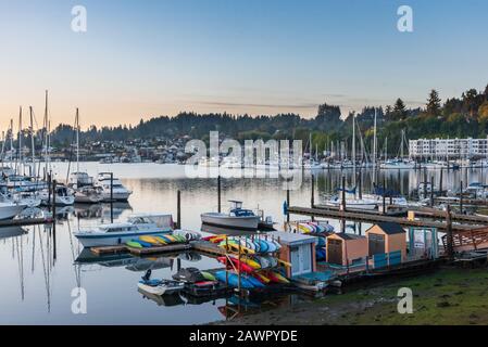 Alba sulla piccola città di Gig Harbor, Washington con il Monte Rainier come sfondo Foto Stock