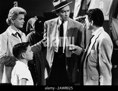 1956, USA : l'attrice e cantante DORIS DAY ( Doris Mary Ann Kappelhoff , nata il 3 aprile 1924 a Cincinnati, Ohio, USA ) con JAMES STEWART e Dan Foto Stock