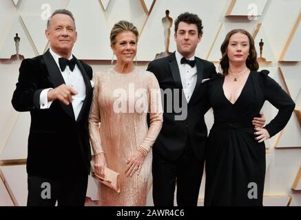 Los Angeles, Stati Uniti. 09th Feb, 2020. (L-R) Tom Hanks, Rita Wilson, Truman Theodore Hanks e Elizabeth Hanks arrivano per i 92nd Academy Awards annuali al Dolby Theatre nella sezione di Hollywood di Los Angeles domenica 9 febbraio 2020. Foto di Jim Ruymen/UPI Credit: UPI/Alamy Live News Foto Stock