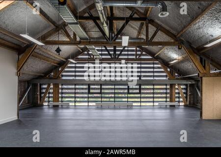 Ampio shot di un magazzino vuoto travi in legno e acciaio Foto Stock