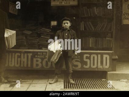 1909 , marzo, New Haven, Connecticut , USA : il newsboy di 12 anni, Hyman Alpert, vendeva tre anni. Trascorre le serate al Boys Club . - NEWSBOYS Foto Stock