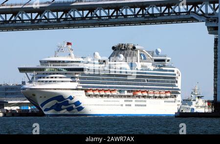 Yokohama, Giappone. 9th Feb, 2020. La nave da crociera giapponese Diamond Princess, che trasporta circa 3.700 persone, è ancorata al molo Daikoku del porto di Yokohama a Yokohama, nella periferia di Tokyo, domenica 9 febbraio 2020. Oltre 60 passeggeri e un membro dell'equipaggio sono stati trovati positivi nel nuovo test del coronavirus. Credito: Yoshio Tsunoda/Aflo/Alamy Live News Foto Stock