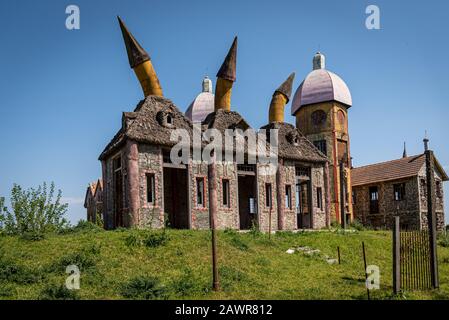 Gonzalez CATAN, ARGENTINA, 28 SETTEMBRE 2019: Edifici abbandonati nella splendida città medievale di Campanopolis. Foto Stock