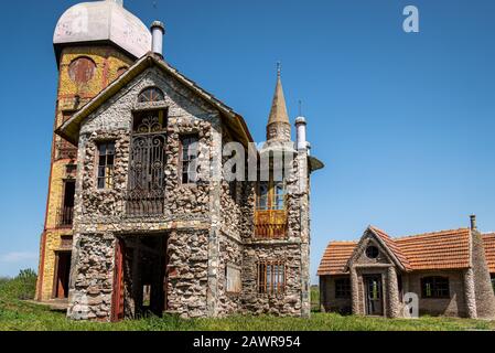 Gonzalez CATAN, ARGENTINA, 28 SETTEMBRE 2019: Edifici abbandonati nella splendida città medievale di Campanopolis. Foto Stock