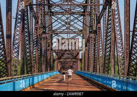 Due persone camminano sul Ponte della Vecchia catena delle rocce, l'ex Route 66 sul fiume Mississippi Foto Stock