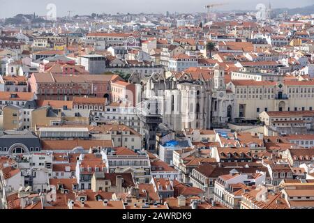 Immagine panoramica aerea di una città di Lisbona con le sue tegole rosse tetti coperti Foto Stock
